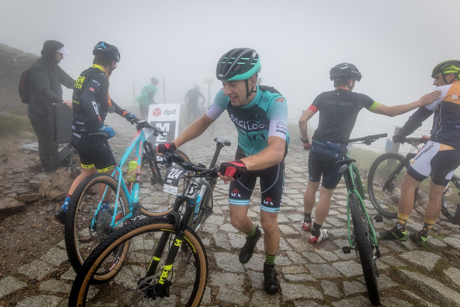 uphill-race-sniezka-w-strugach-deszczu-108093