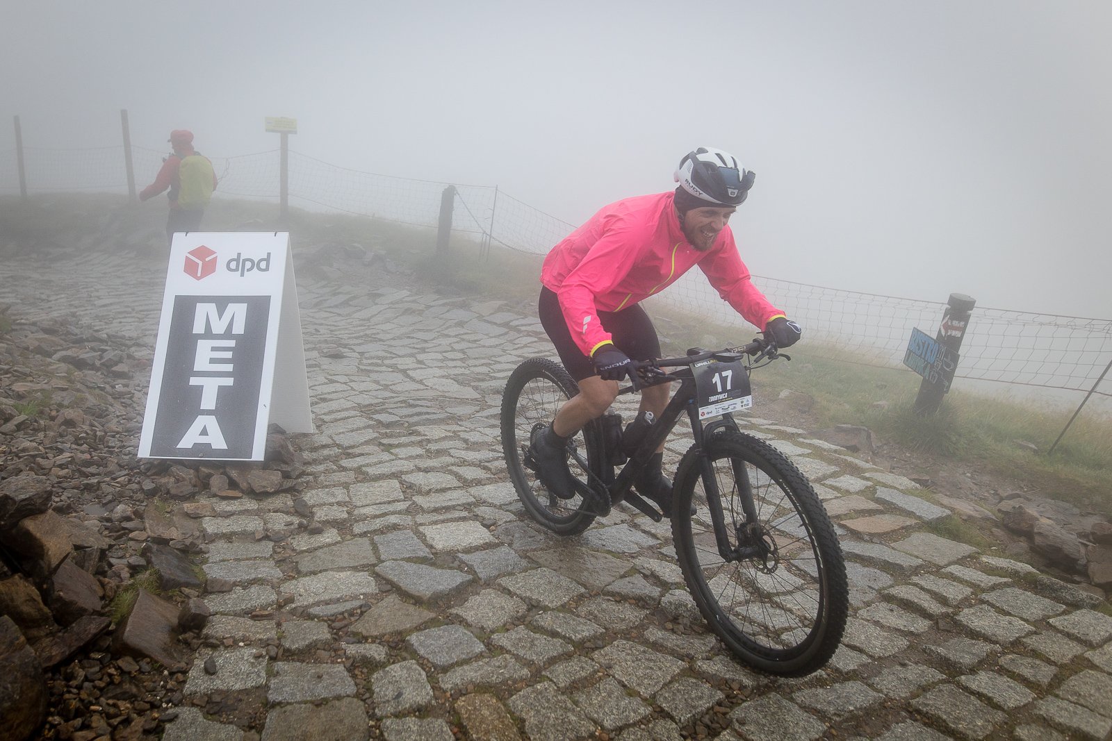uphill-race-sniezka-w-strugach-deszczu-108093