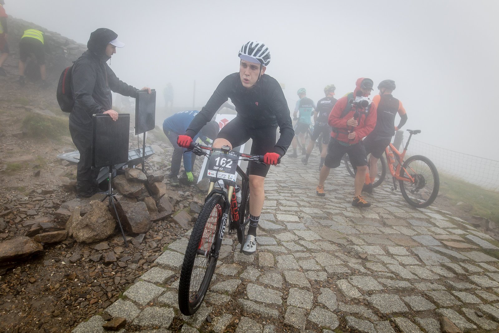 uphill-race-sniezka-w-strugach-deszczu-108093