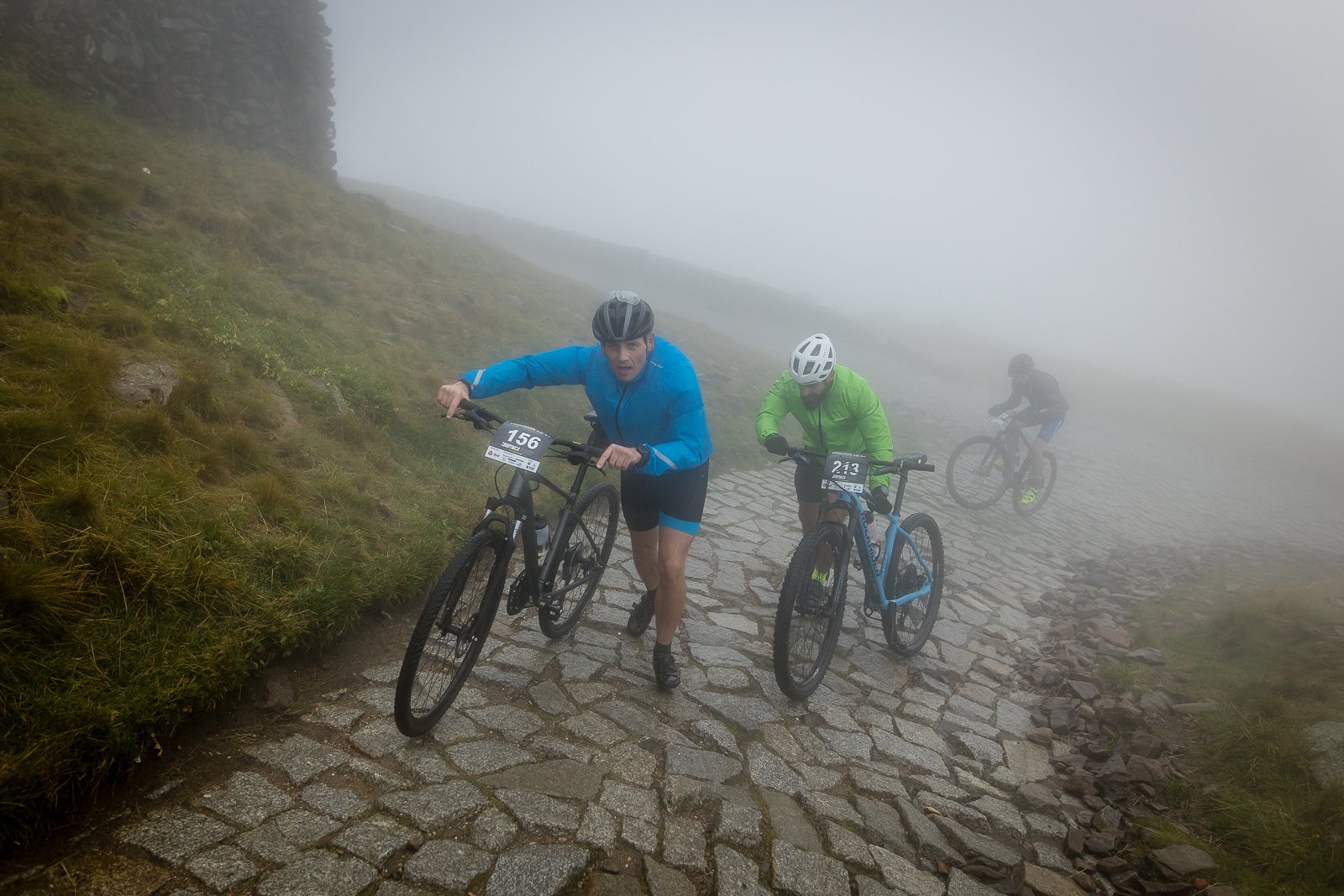 uphill-race-sniezka-w-strugach-deszczu-108093