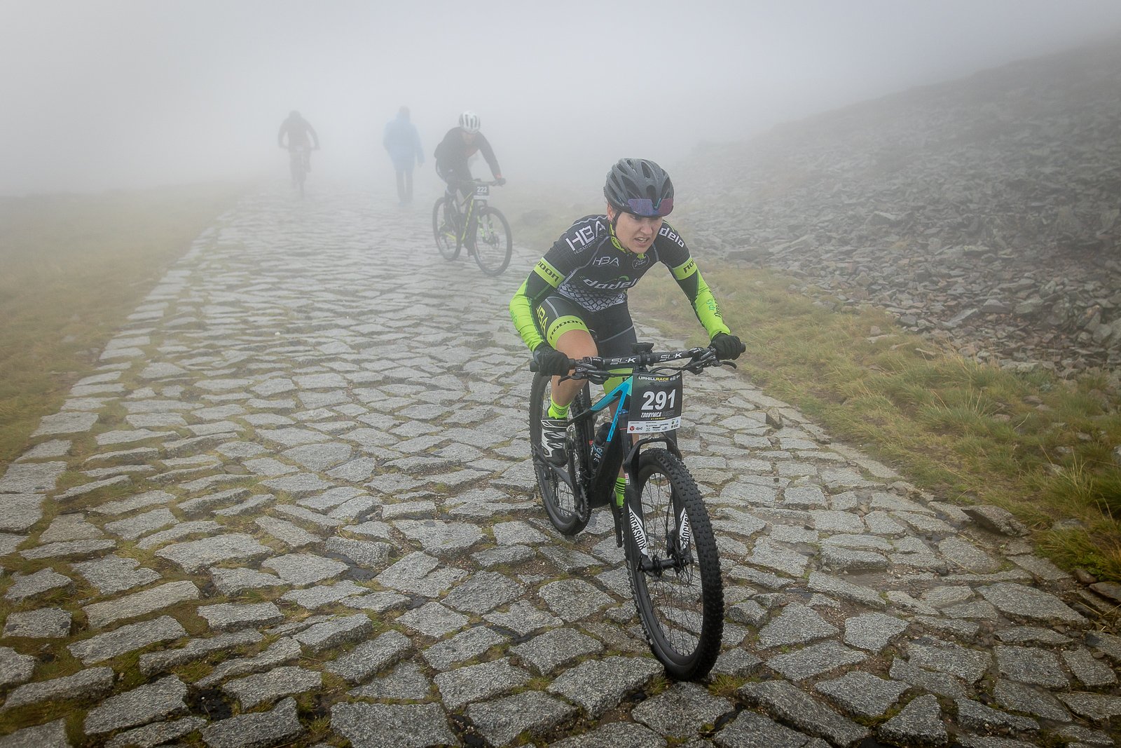 uphill-race-sniezka-w-strugach-deszczu-108093