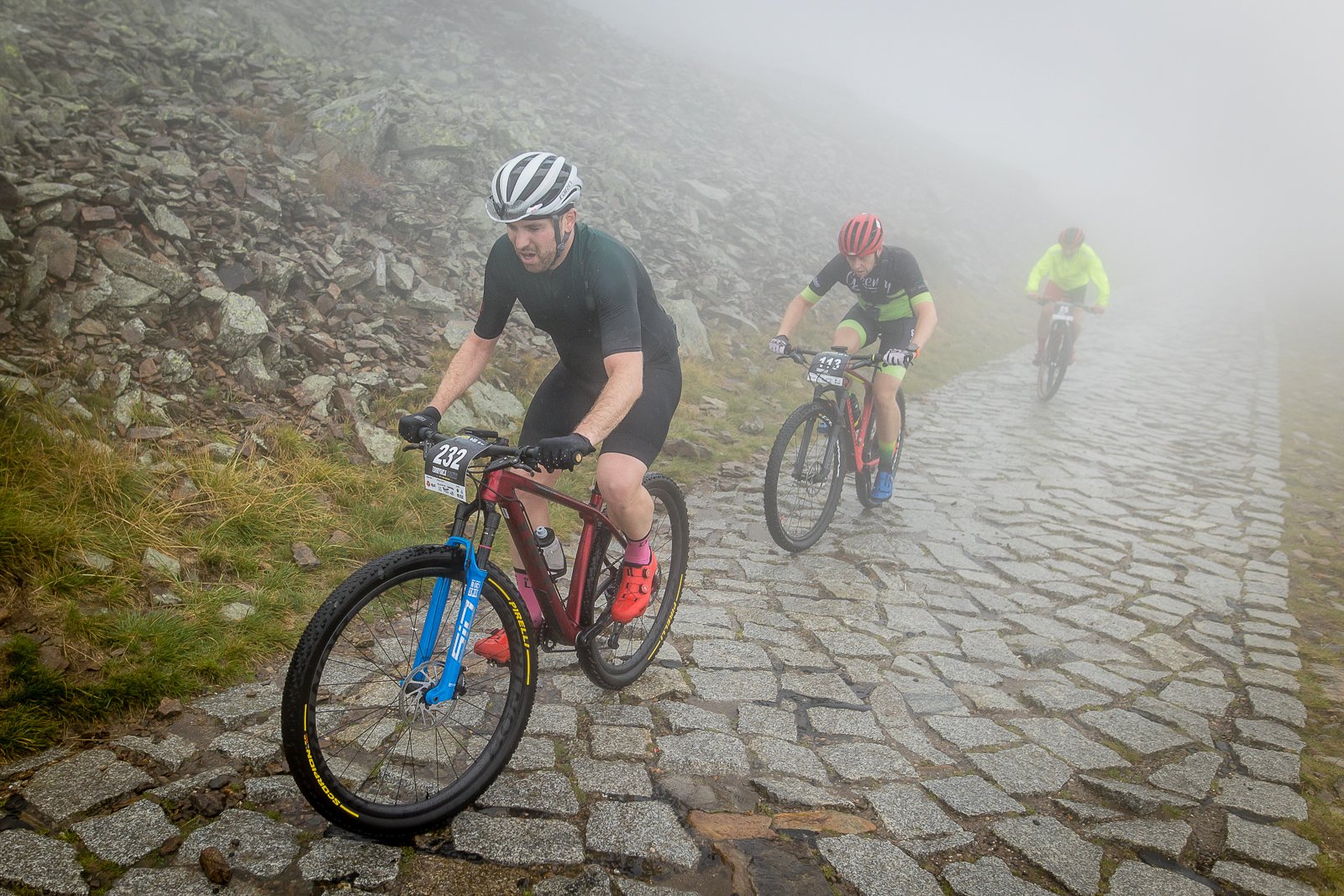 uphill-race-sniezka-w-strugach-deszczu-108093
