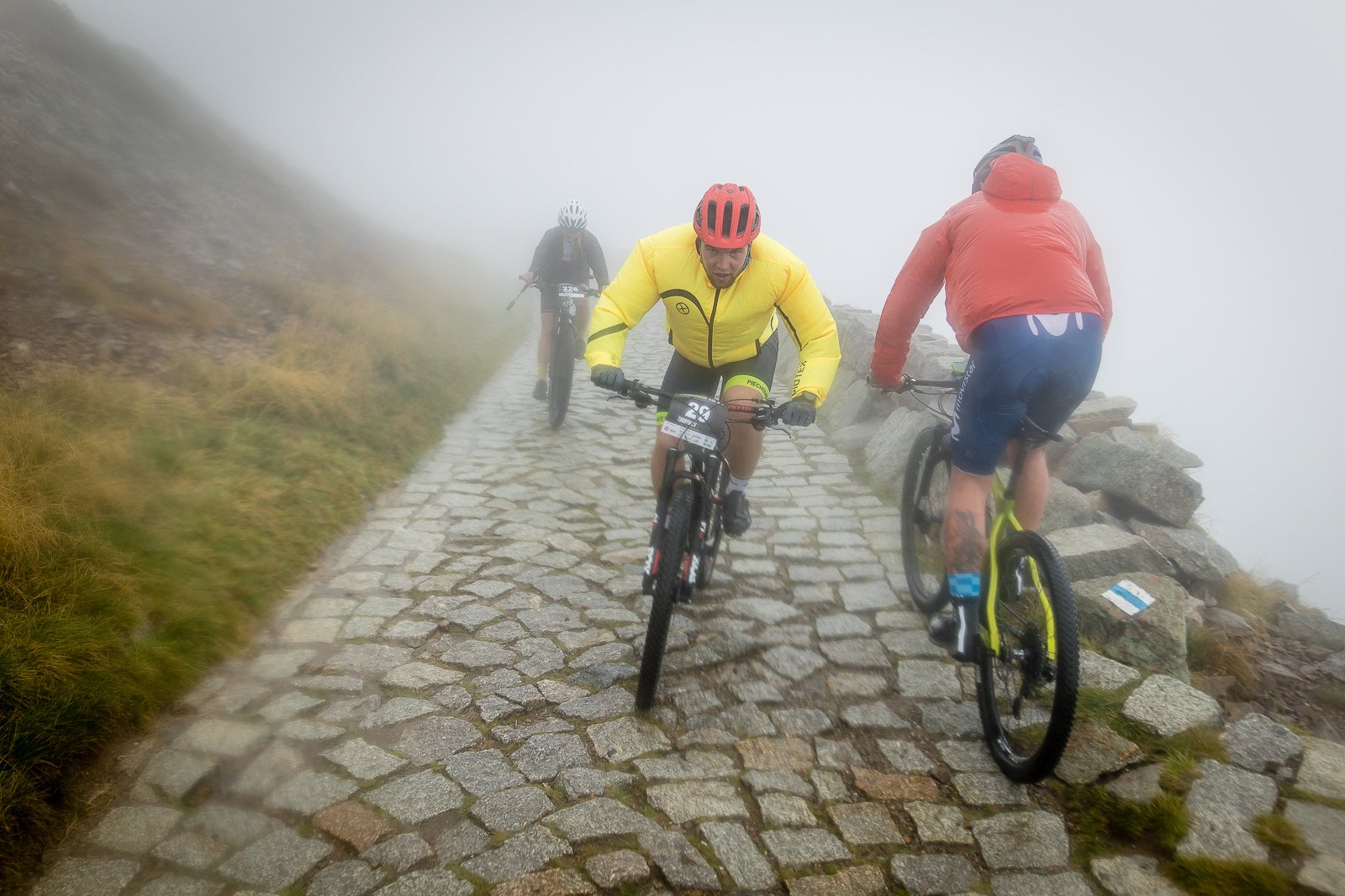 uphill-race-sniezka-w-strugach-deszczu-108093
