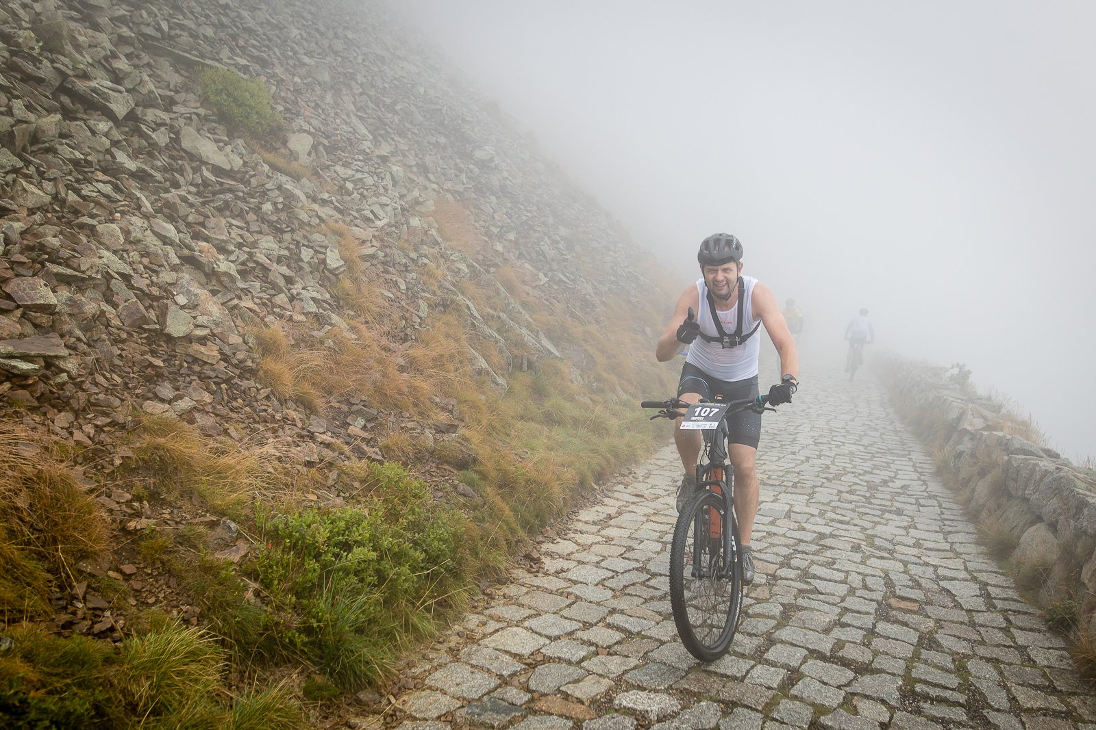 uphill-race-sniezka-w-strugach-deszczu-108093