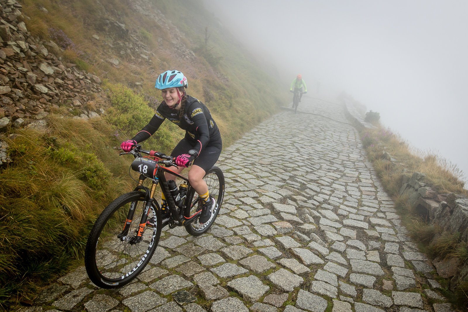 uphill-race-sniezka-w-strugach-deszczu-108093