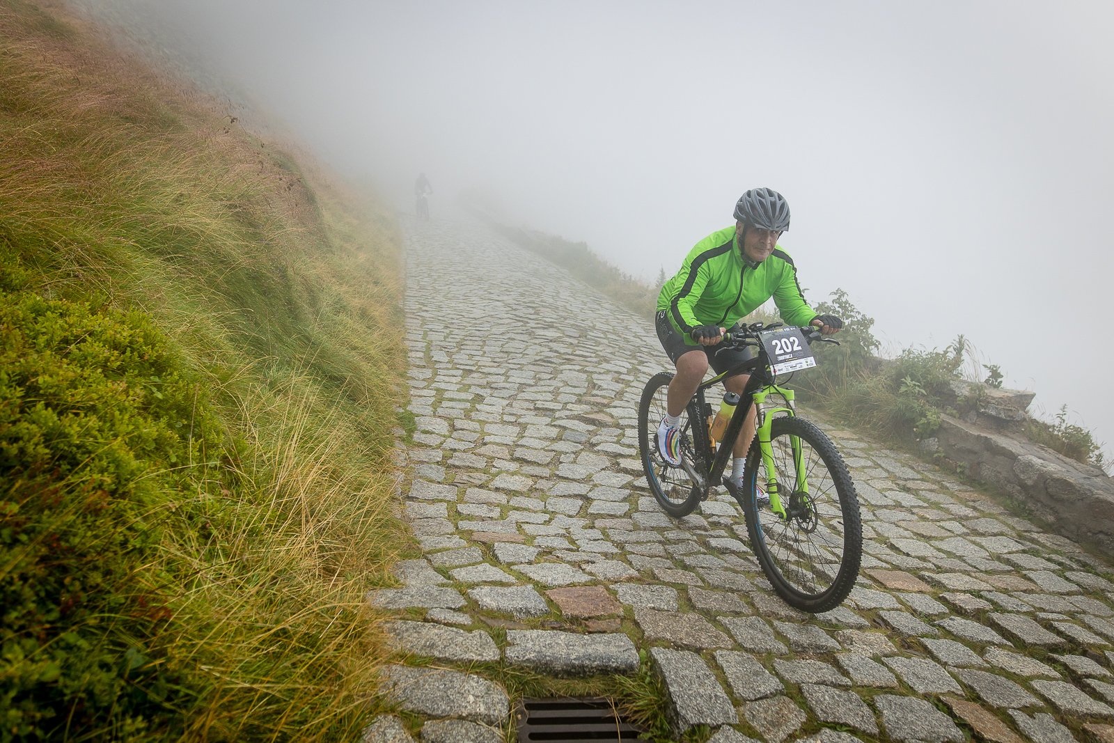uphill-race-sniezka-w-strugach-deszczu-108093