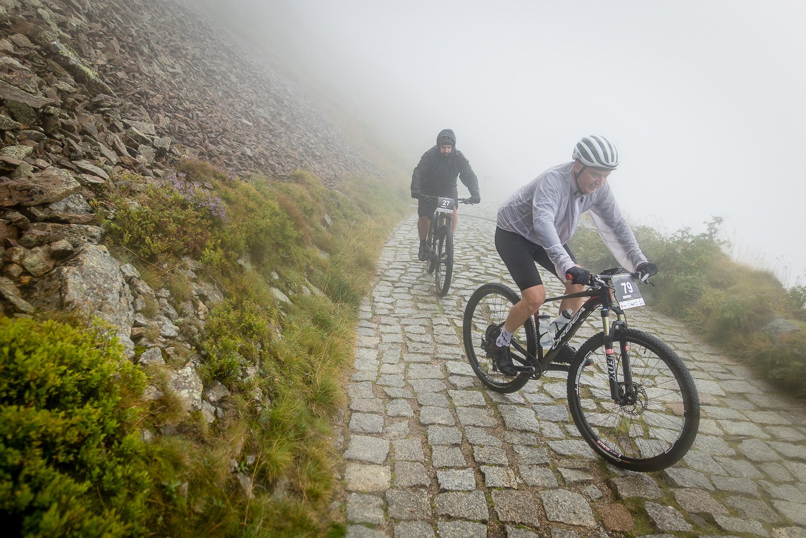 uphill-race-sniezka-w-strugach-deszczu-108093
