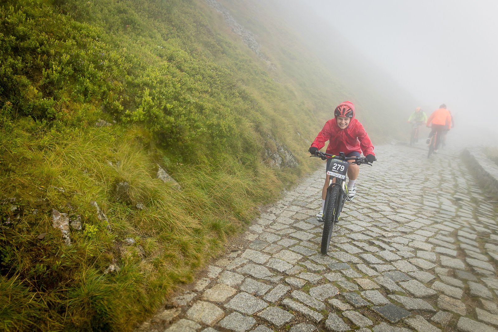 uphill-race-sniezka-w-strugach-deszczu-108093