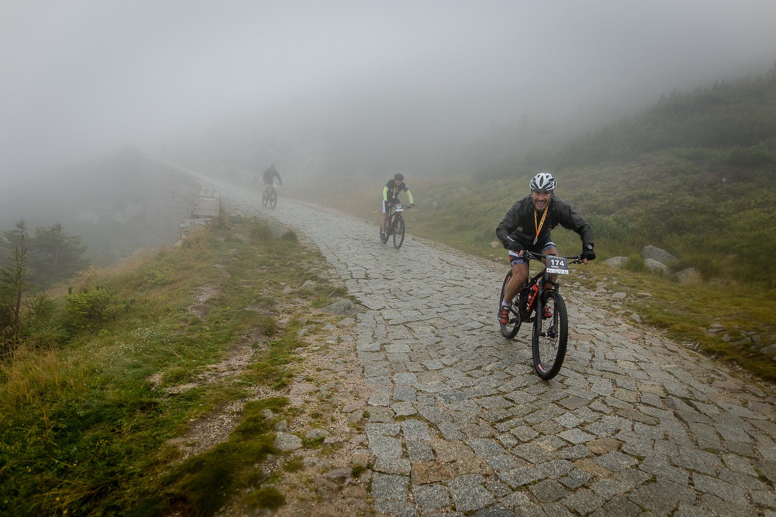 uphill-race-sniezka-w-strugach-deszczu-108093
