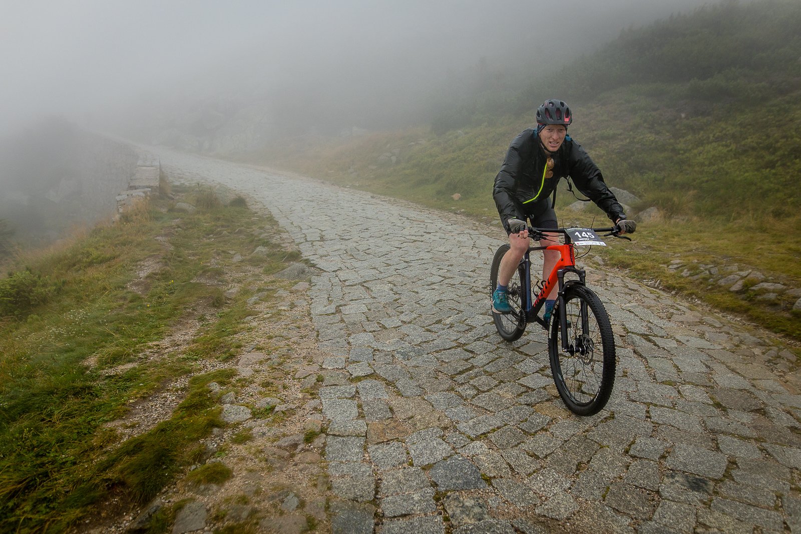 uphill-race-sniezka-w-strugach-deszczu-108093