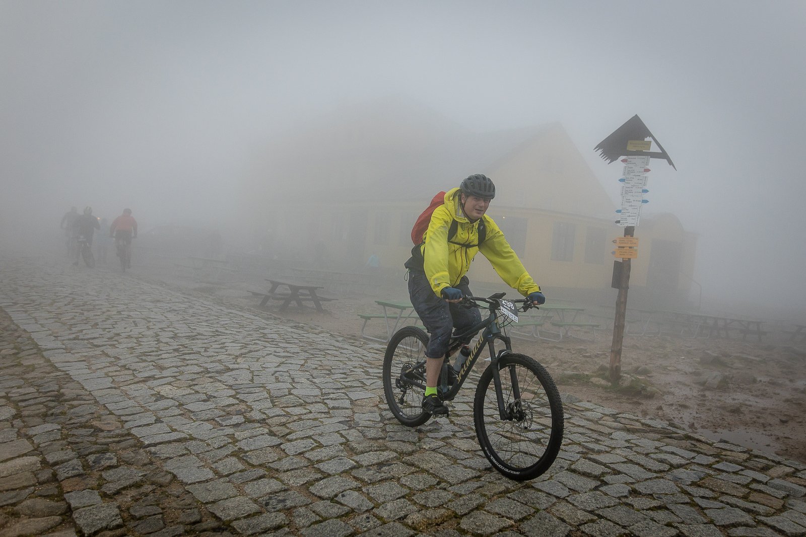 uphill-race-sniezka-w-strugach-deszczu-108093