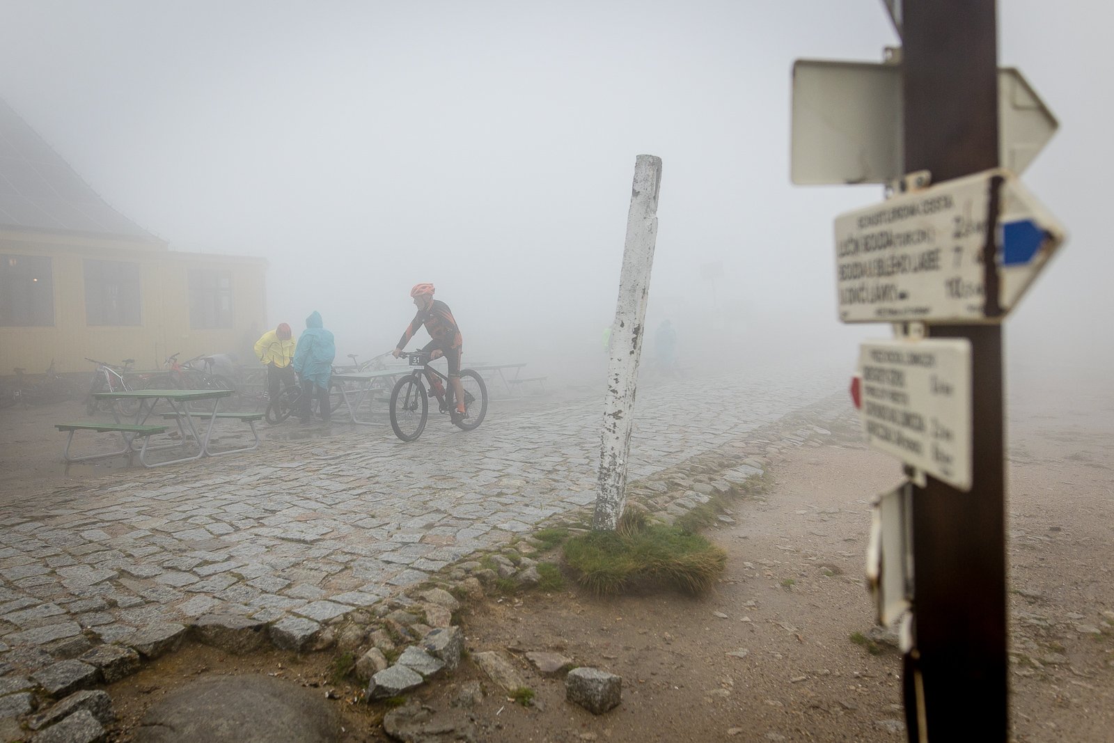 uphill-race-sniezka-w-strugach-deszczu-108093