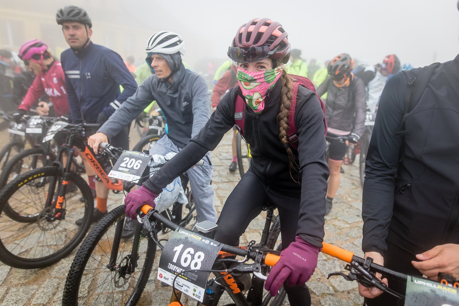 uphill-race-sniezka-w-strugach-deszczu-108093