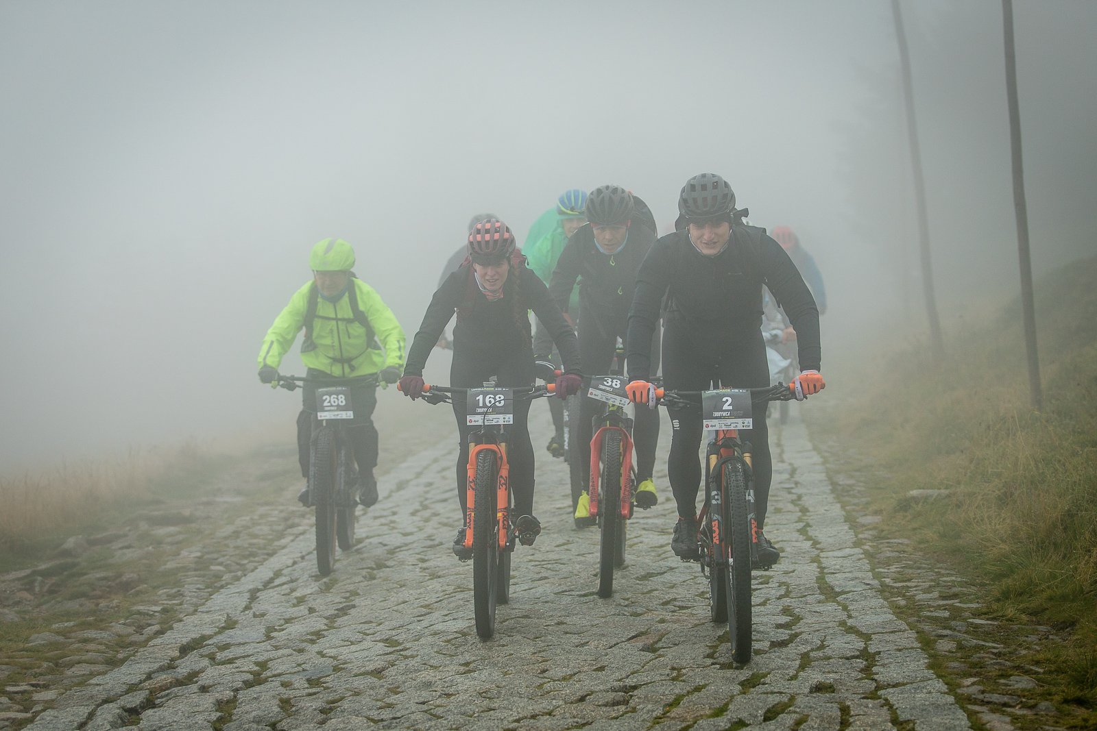 uphill-race-sniezka-w-strugach-deszczu-108093