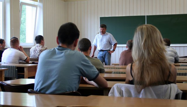 Zainteresowani lotnictwem i skokami na spadochoronach słuchają wykładu Jacka Musiała.