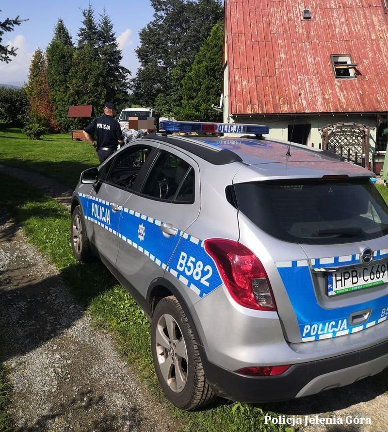 policjanci-wyniesli-z-pozaru-nieprzytomnego-mezczyzne-108242