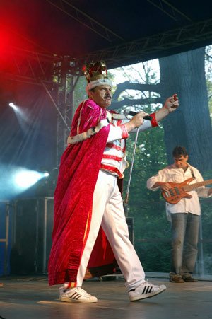 Zgromadzonym przy amfiteatrze bardzo podobał się występ grup coverowych.