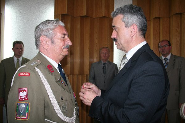 Krzyżem Kawalerskim Polonia Restituta został odznaczony, między innymi, Józef Brandys.