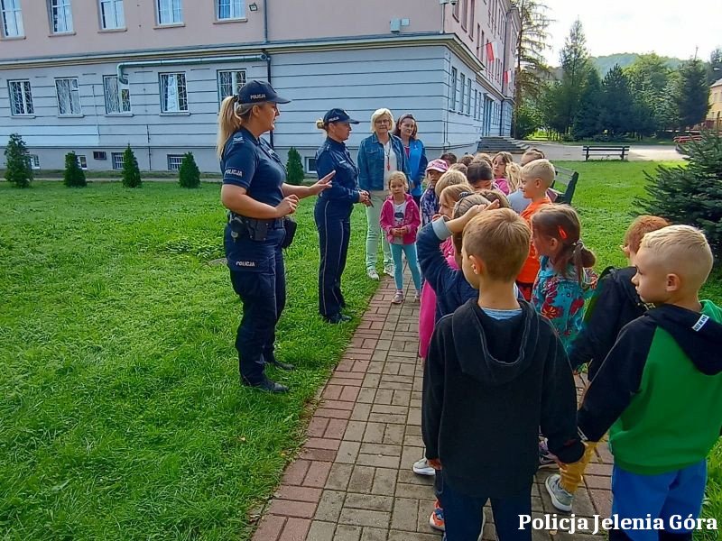 policjanci-u-pierwszakow-108654