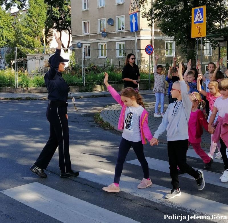 policjanci-u-pierwszakow-108654