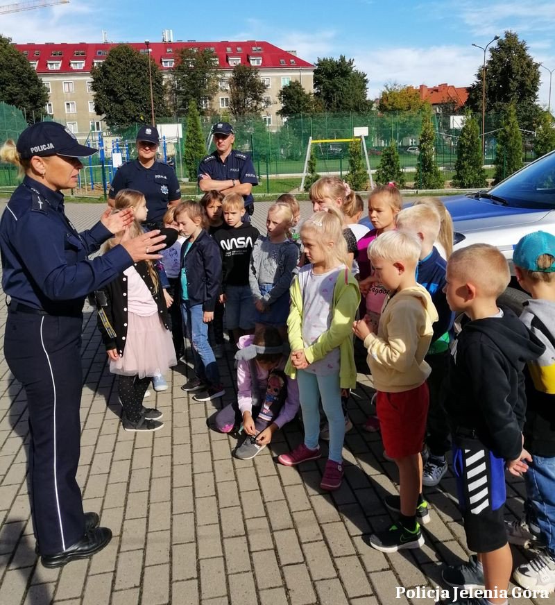 policjanci-u-pierwszakow-108654