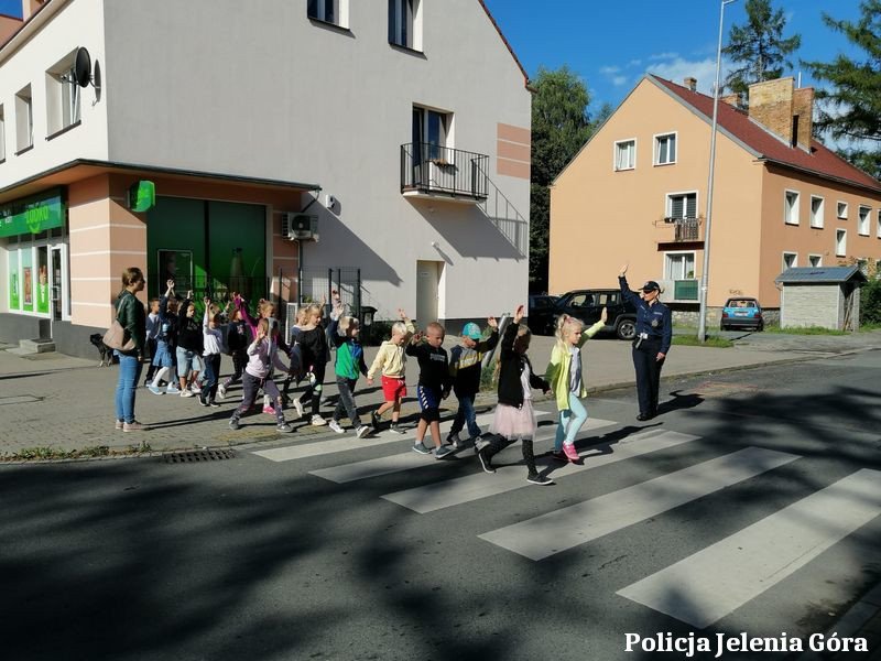 policjanci-u-pierwszakow-108654