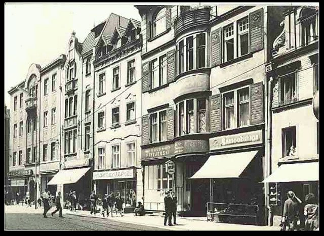 Ulica 1 Maja i pierwszy w Jeleniej Górze sklep samoobsługowy. Lata 60-te.