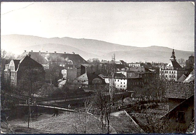 Jesienny wieczór w Cieplicach Śląskich Zdroju. Panorama miasta.