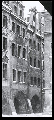 Sypiąca się starówka. W miejscu tych kamienic powstaną ich bardzo niedoskonałe rekonstrukcje.