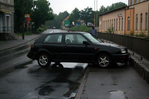 Skutki porannych szaleństw na ulicy Wolności: rozbity volkswagen golf.