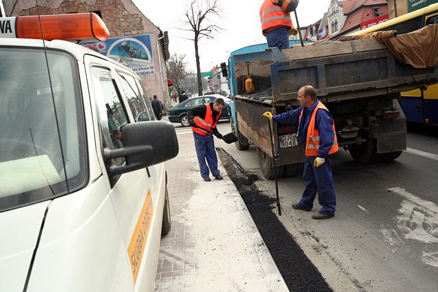 Ekipy w czasie prac blisko urzędu miejskiego przy ul. Sudeckiej.