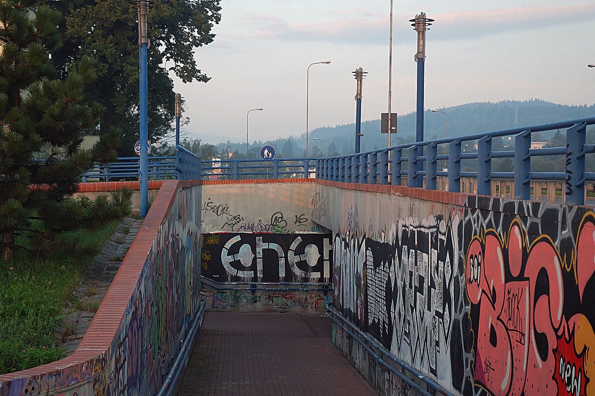 Przejście podziemne przy ul. Obrońców Pokoju to miejsce, gdzie można legalnie malować farbą w spreju. Ale efekt końcowy nie zawsze się wszystkim podoba.