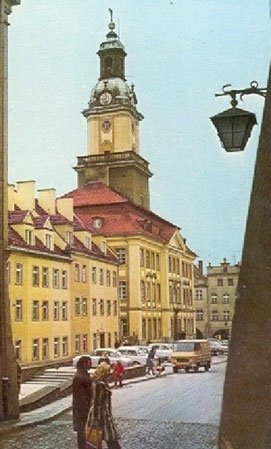 Plac Ratuszowy już po remoncie ratusza i nawierzchni w połowie lat 70–tych XX wieku.