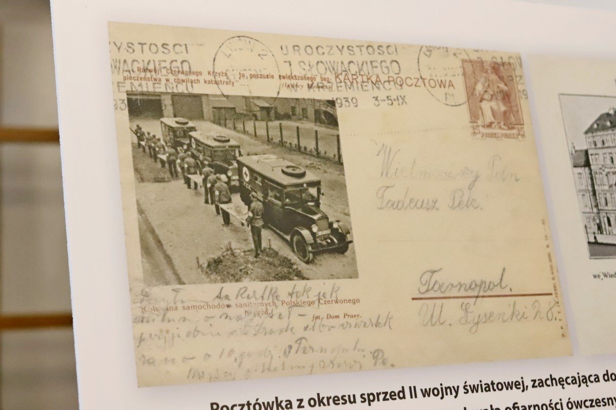 wystawa-pocztowek-i-znaczkow-w-ratuszu-109193