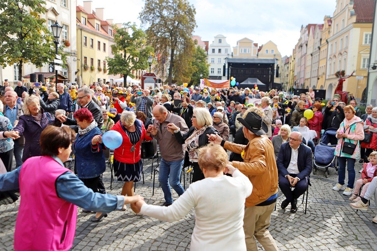 miasto-w-rekach-seniorow-109210