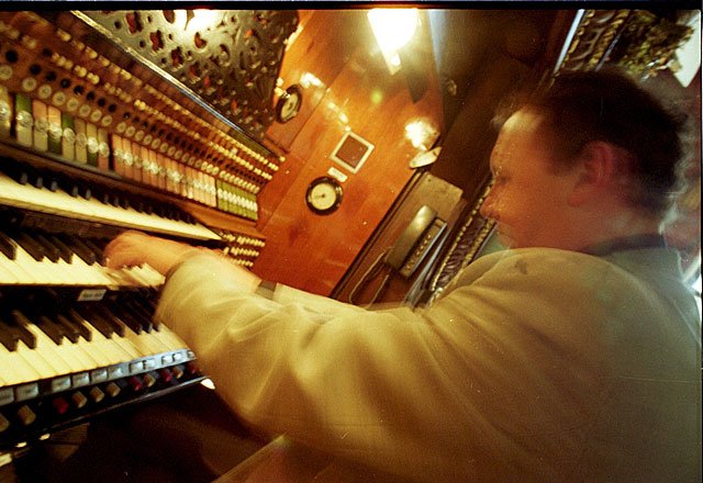 Andrzej Chorosiński, współtwórca festiwalu Silesia Sonans, wirtuoz organów gra na zabytkowym instrumencie w kościele pw. Podwyższenia Krzyża Świętego.