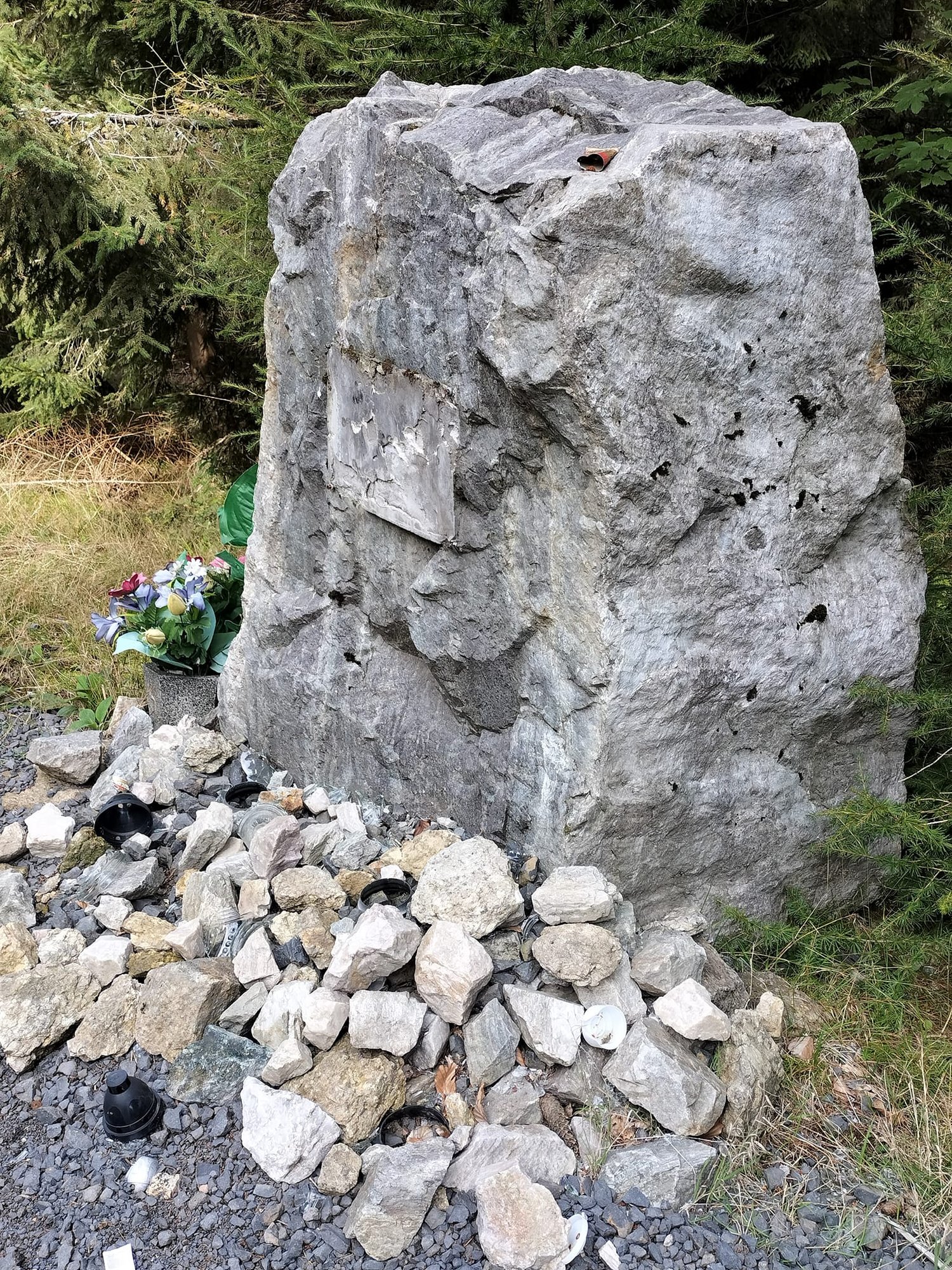 wandale-zniszczyli-obelisk-109221
