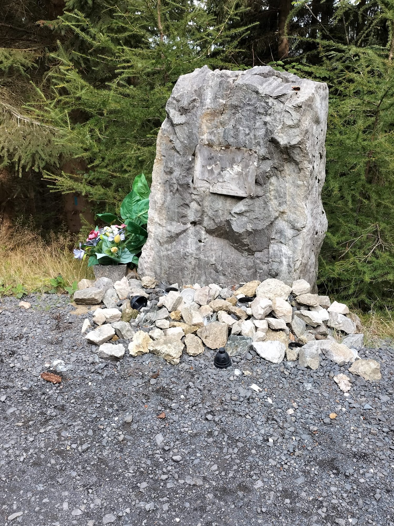 wandale-zniszczyli-obelisk-109221