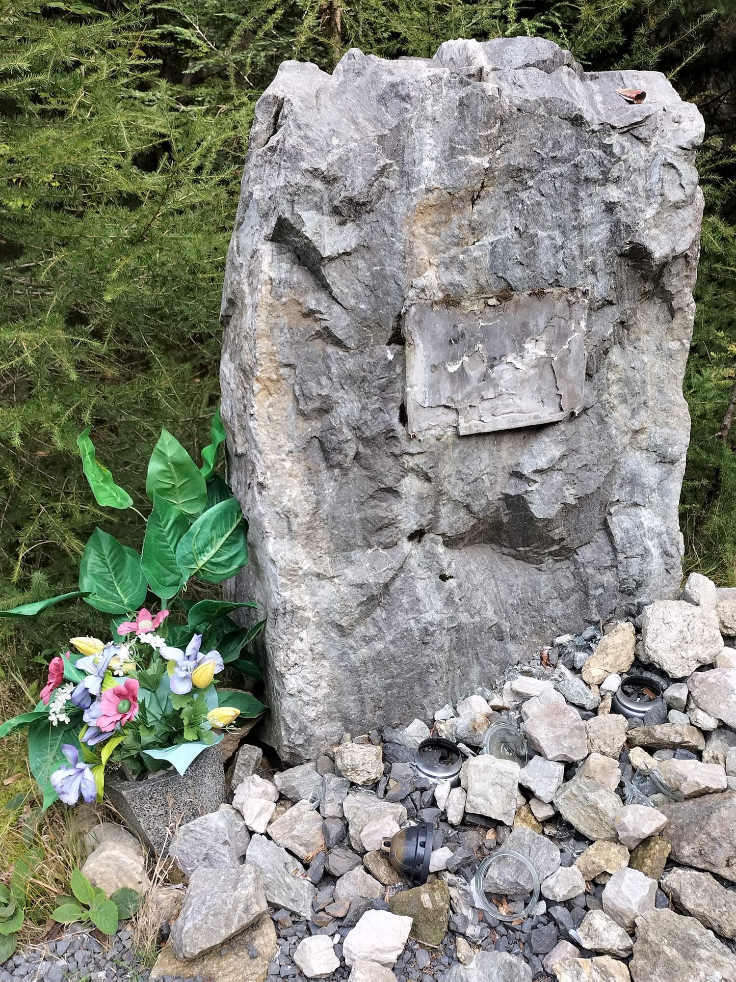 wandale-zniszczyli-obelisk-109221