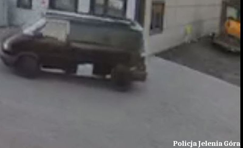 podjechali-busem-i-ukradli-lawete-z-koparka-109319