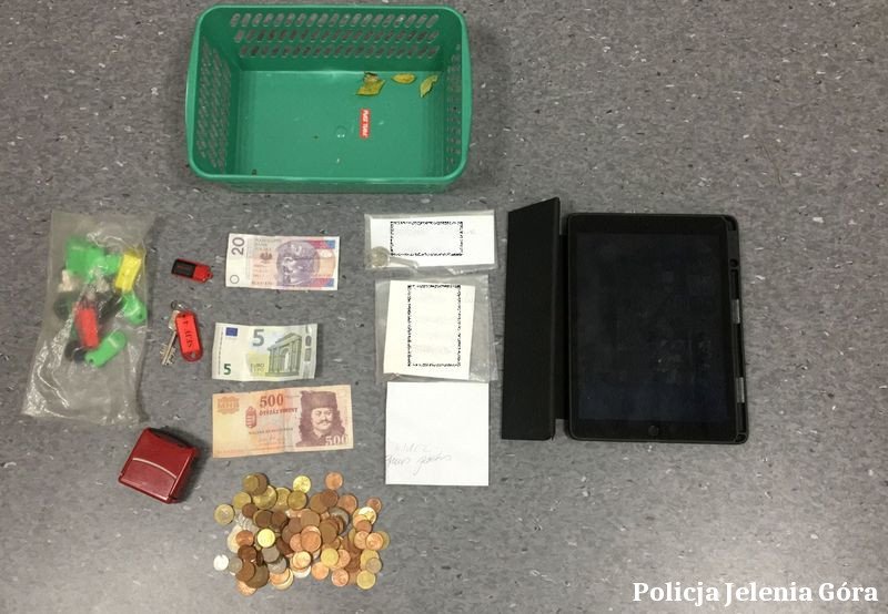 podczas-wamania-raczy-sie-kawa-109320