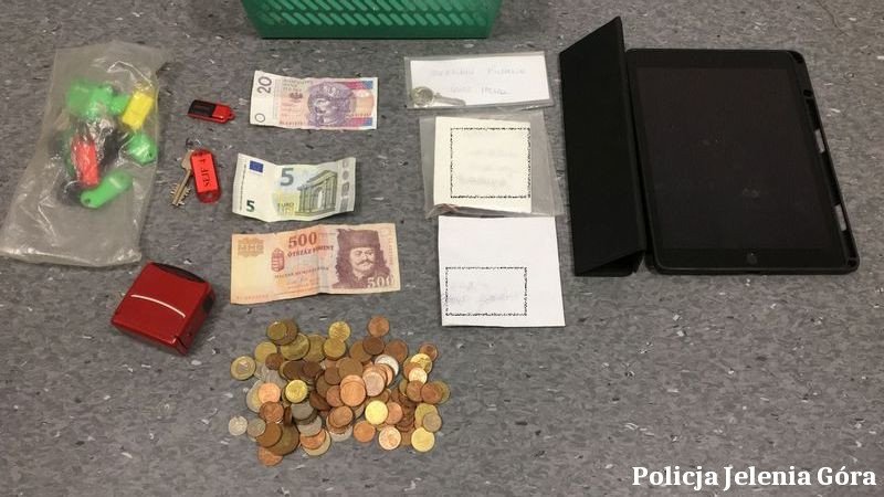 podczas-wamania-raczy-sie-kawa-109320