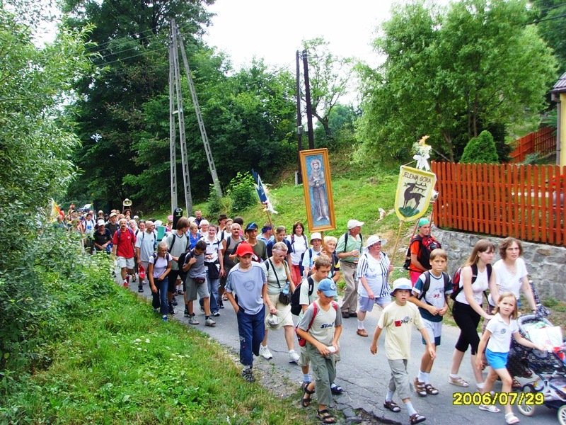 Pielgrzymi na trasie do częstochowskiego sanktuarium.