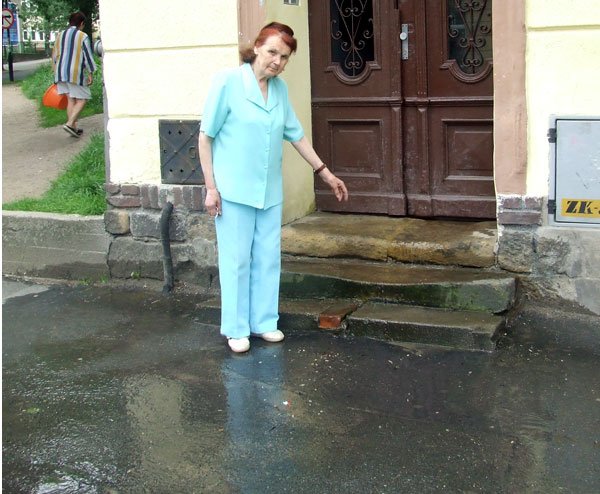 Pani Janina całą noc nie spała przez awarię, której skutki widać było jeszcze przed południem w sobotę.