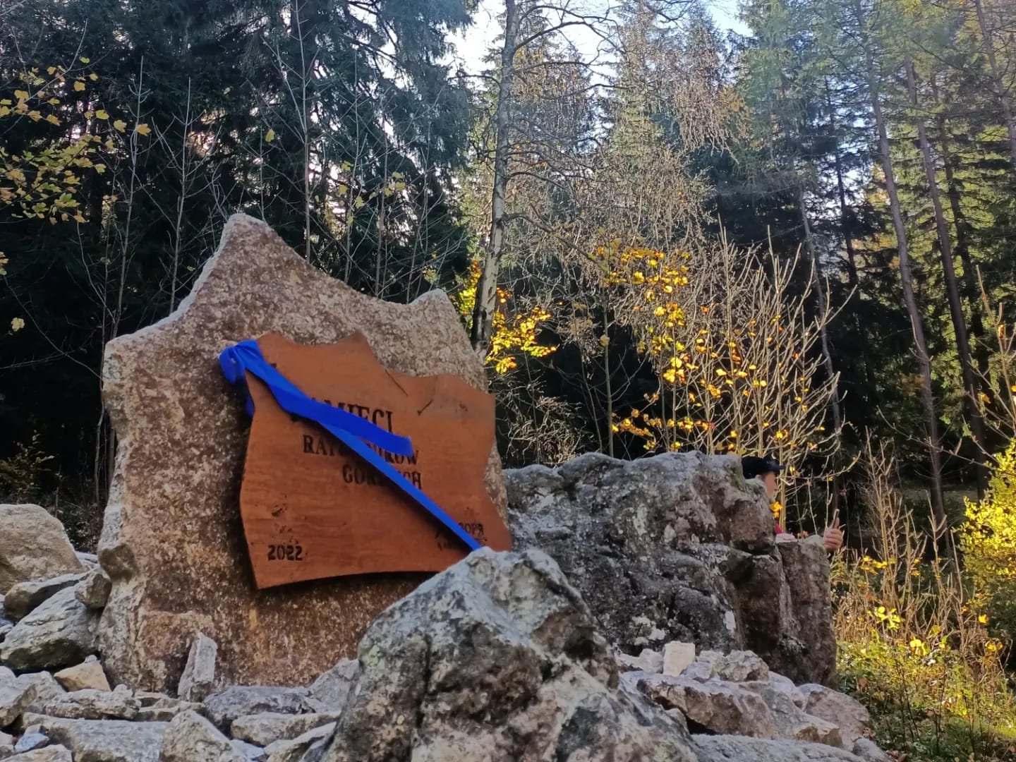 obelisk-z-tablica-pamieci-ratownikow-gorskich-109978