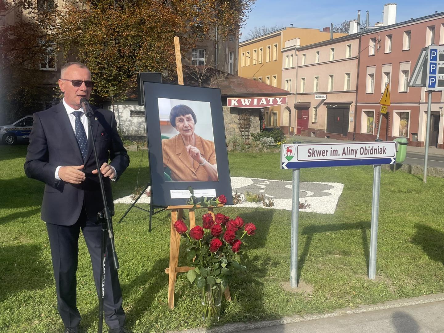 skwer-imienia-aliny-obidniak-ozdobiony-110118