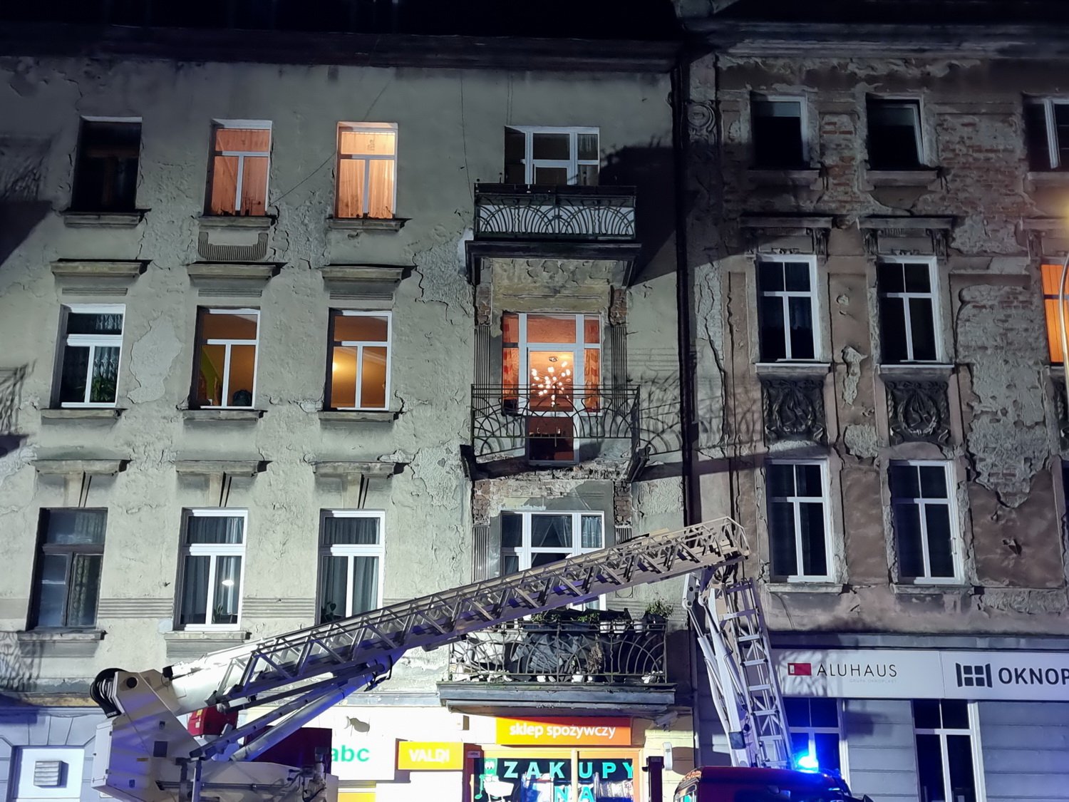 urwa-sie-balkon-sa-ranni-110210