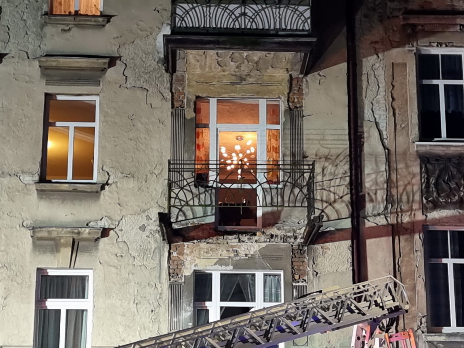 urwa-sie-balkon-sa-ranni-110210