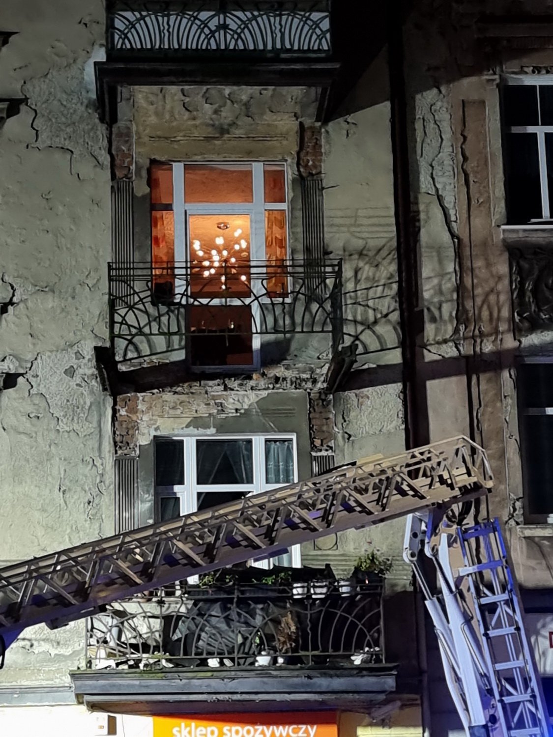 urwa-sie-balkon-sa-ranni-110210