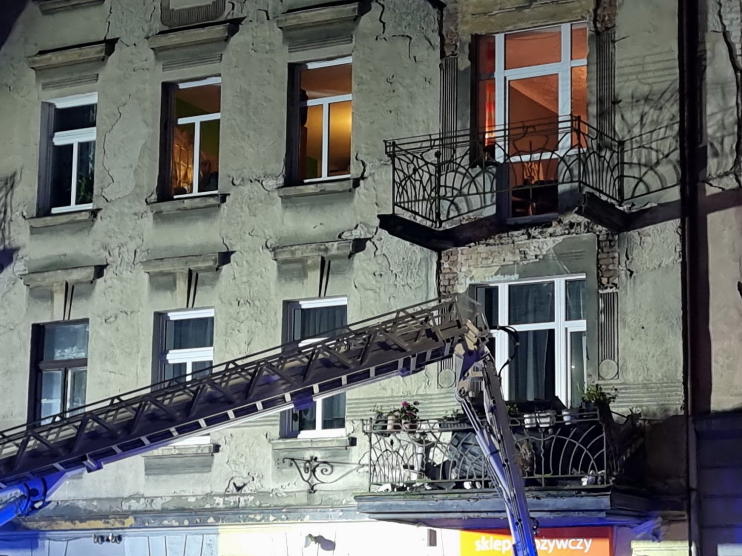urwa-sie-balkon-sa-ranni-110210